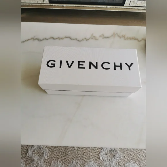 Givenchy box (empty) - Picture 1 of 4